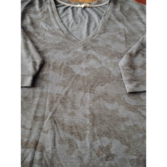 Jane and Delancey Tops - Jane and Delancy Women's Sz.2X Grey/Blue Camo Design 3/4 Sleeve V-Neck Top